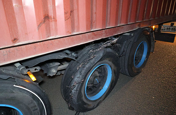 Klapband vrachtwagen beschadigt meerdere auto’s op A15