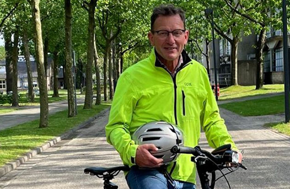 Henk van Blitterswijk gaat voor de laatste dag op de fiets naar het werk