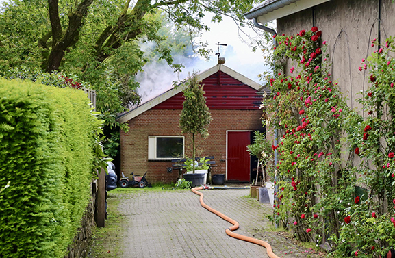 Brandweer rukt uit voor brand bij hoveniersbedrijf in Meerkerk