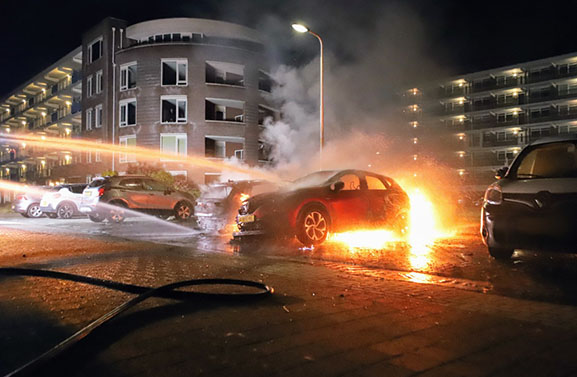 Twee auto's verwoest bij brand aan Gandhi in Culemborg