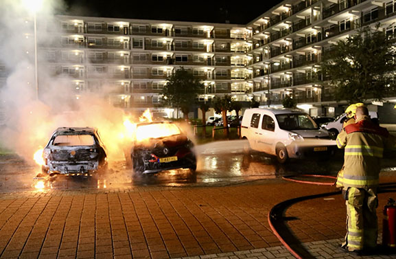 Twee auto's verwoest bij brand aan Gandhi in Culemborg