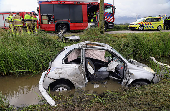 Vrouw belandt met auto in sloot bij Lienden en raakt gewond