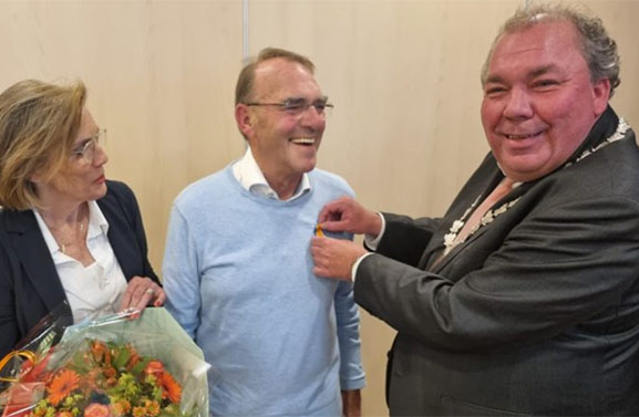 Burgemeester reikt koninklijke onderscheiding uit aan de heer Van Hilten