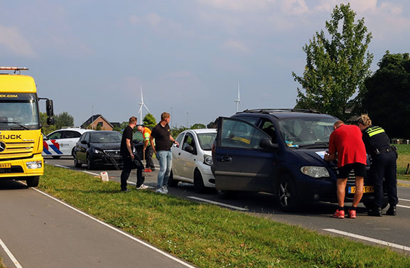 Veel schade bij kop-staartbotsing met vier auto's in Lienden