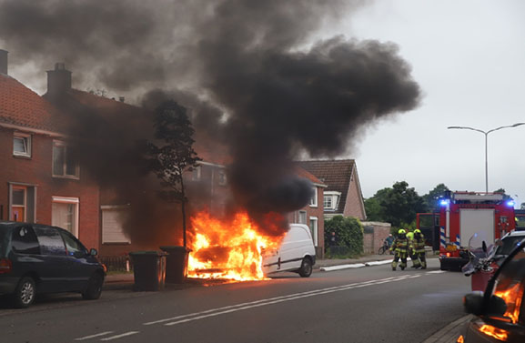 Koeriersbusje gaat in vlammen op