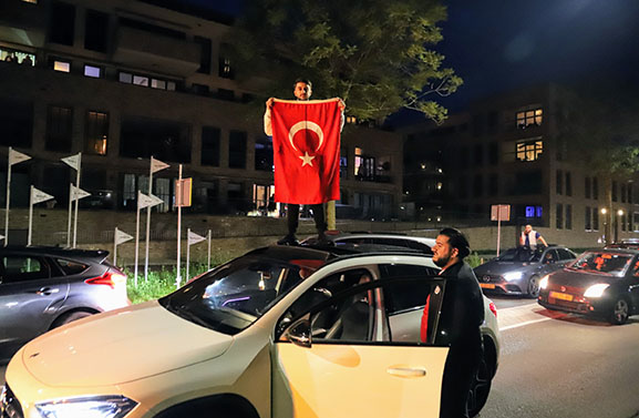 Turkse gemeenschap viert feest in Tiel na overwinning op Oostenrijk
