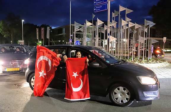 Turkse gemeenschap viert feest in Tiel na overwinning op Oostenrijk