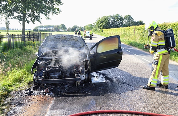 Auto vliegt in Opijnen spontaan in brand tijdens het rijden