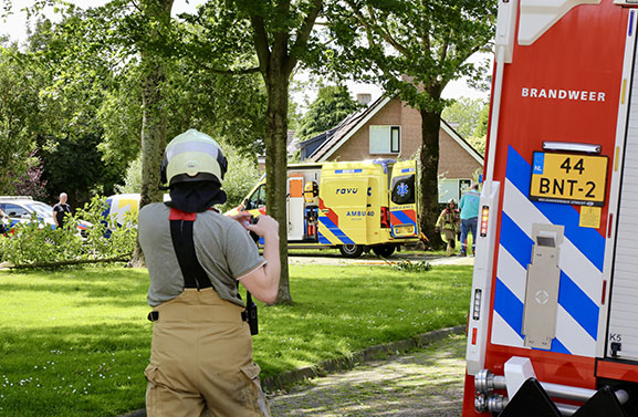 Vrouw gewond door afgebroken tak in Leerdam