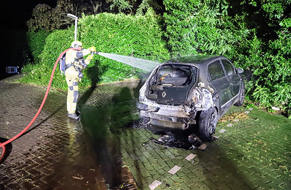 Auto brandt uit naast voormalig bankgebouw in Tiel