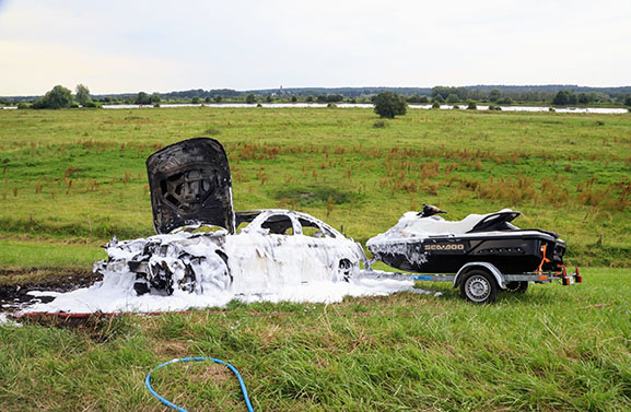 Personenauto met jetski vliegt in brand in Eck en Wiel