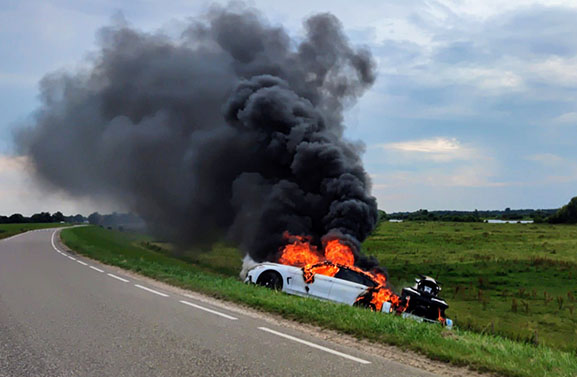 Personenauto met jetski vliegt in brand in Eck en Wiel