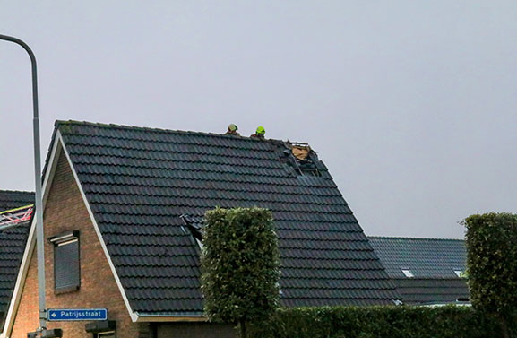 Gat in dak door blikseminslag in woning Opheusden