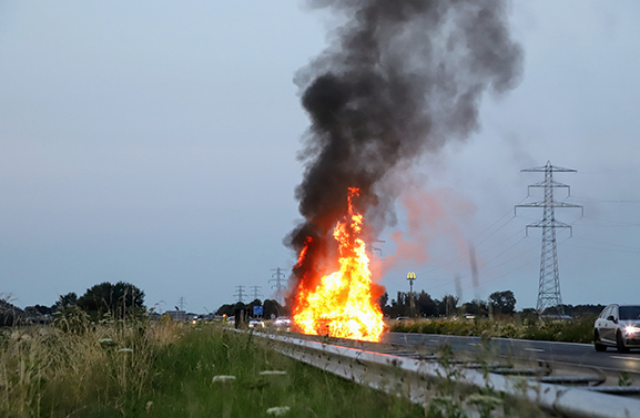 Autobrand op de A15 net voorbij afslag Tiel - West