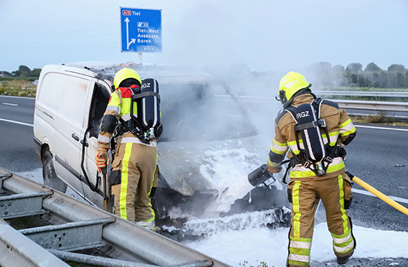 Autobrand op de A15 net voorbij afslag Tiel - West