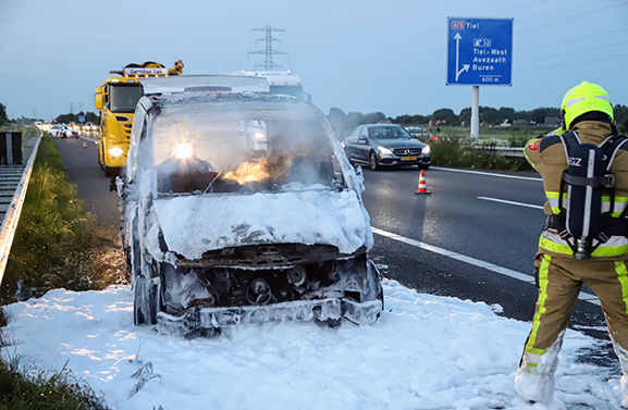 Autobrand op de A15 net voorbij afslag Tiel - West