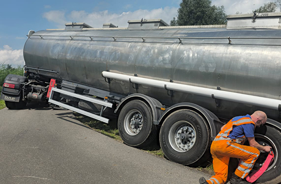 Vrachtwagenchauffeur maakt stuurfoutje in Lexmond