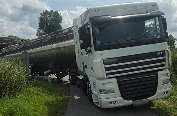 Vrachtwagenchauffeur maakt stuurfoutje in Lexmond