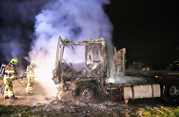 Vrachtwagenbrand in weiland in Neerijnen