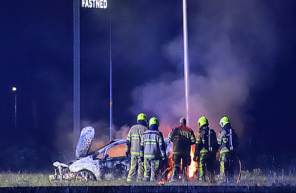 Auto volledig uitgebrand op de A2 bij Beesd