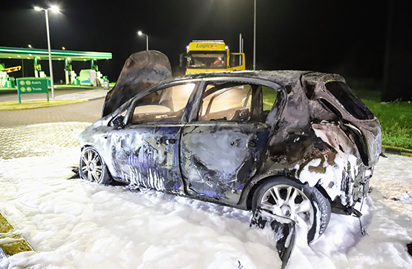 Auto volledig uitgebrand op de A2 bij Beesd