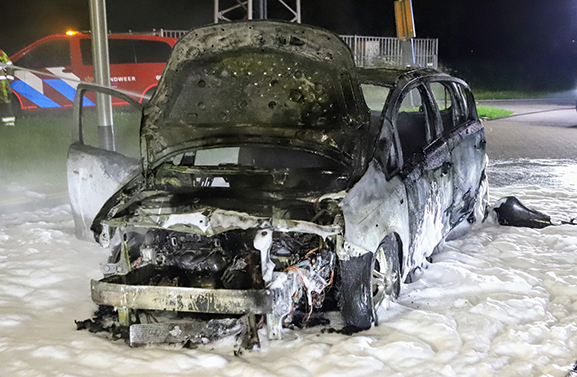 Auto volledig uitgebrand op de A2 bij Beesd