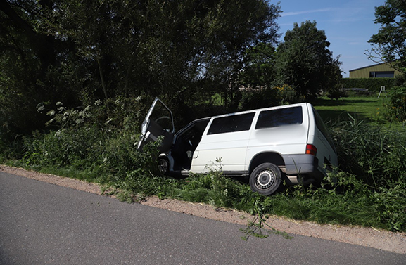 Busje belandt op zijn kant in greppel naast de Bommelweg