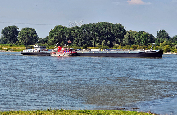 Pleziervaartuig botst tegen krib op de Waal