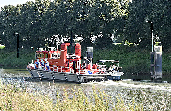 Pleziervaartuig botst tegen krib op de Waal