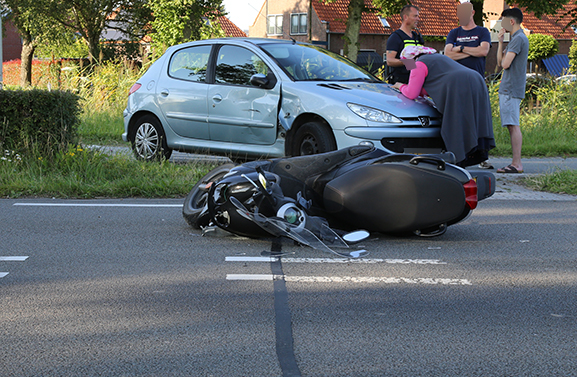 Botsing tussen auto en scooter in Rhenoy