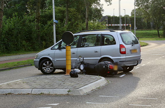 Botsing tussen auto en scooter in Vianen