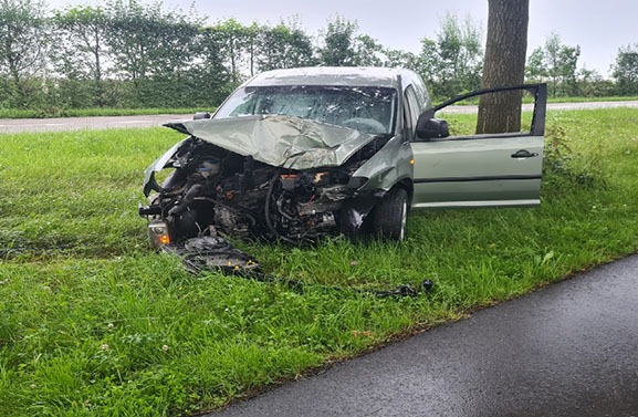 Man botst frontaal tegen een boom in Buren