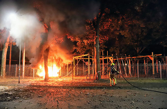 Brandweer moet driemaal uitrukken voor buitenbrand bij Sporthal Westroijen