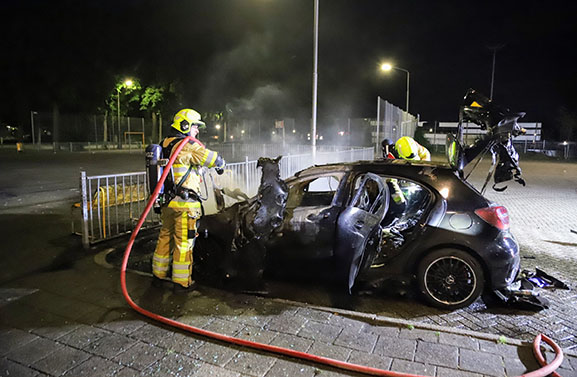 Weer raak bij Sporthal Westroijen, auto volledig uitgebrand