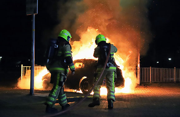 Weer raak bij Sporthal Westroijen, auto volledig uitgebrand