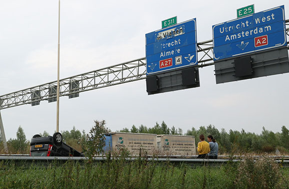 Auto over de kop bij Vianen zorgt voor vertraging