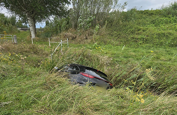 Auto in de sloot langs de A15 bij Tiel