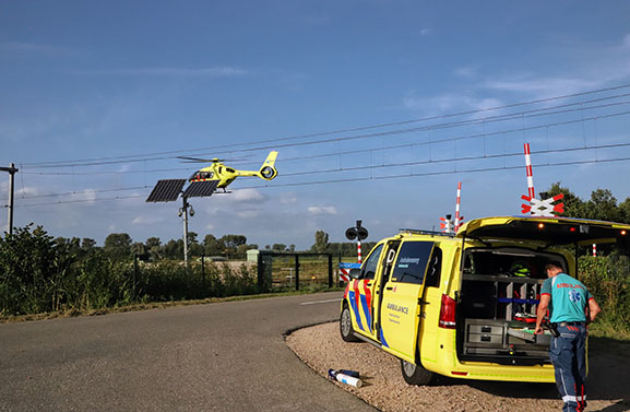 Scooterrijder gewond naar ziekenhuis na botsing met auto in Tricht