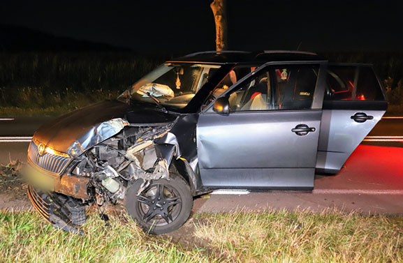 Auto knalt tegen boom, voertuig zwaar beschadigd maar geen gewonden