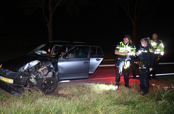 Auto knalt tegen boom, voertuig zwaar beschadigd maar geen gewonden