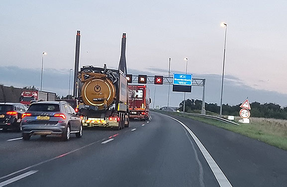 Man met fiets over de A2 onderweg naar Nijmegen