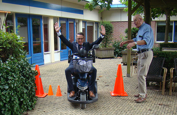 Burgemeester op de scootmobiel bij Flipje op wielen