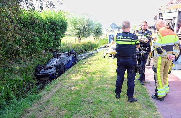 Auto in de sloot in Eck en Wiel, bestuurder naar het ziekenhuis