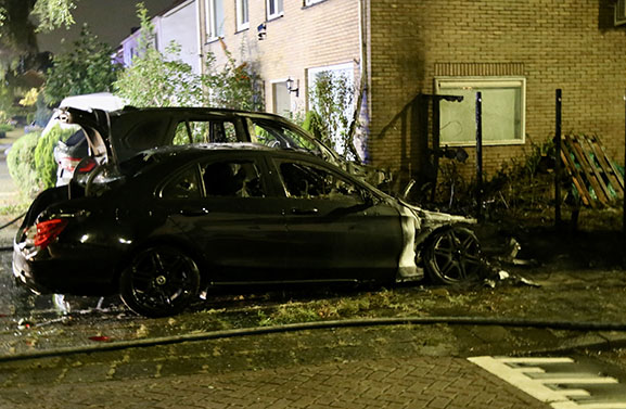 Auto's, schuttingen en heggen gaan in vlammen op in Vianen