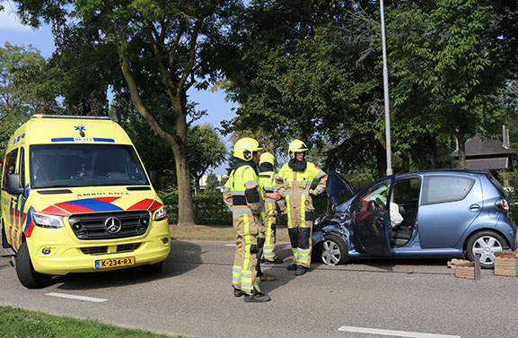 Automobilist botst op tegenligger tijdens het inhalen van een trekker