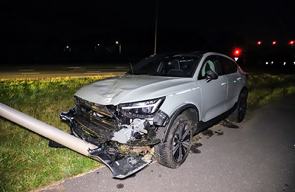 Automobilist rijdt sloot in en rijdt spookrijdend lantaarn uit de grond