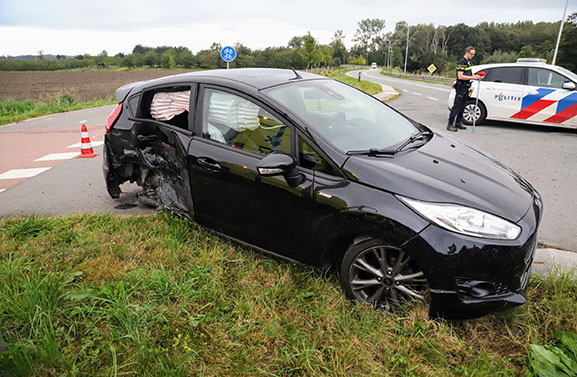 Veel schade bij botsing van twee auto op de Rijksstraatweg in Culemborg