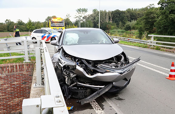 Veel schade bij botsing van twee auto op de Rijksstraatweg in Culemborg