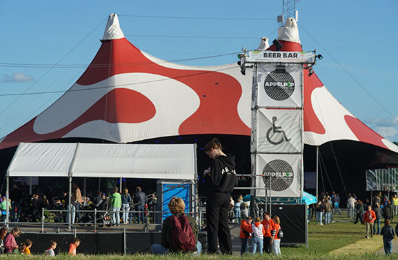 Een geslaagde eerste Appelpopdag, de tent stond weer vol