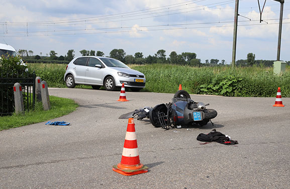 Scooterrijder met spoed naar ziekenhuis na ongeval met auto in Tricht